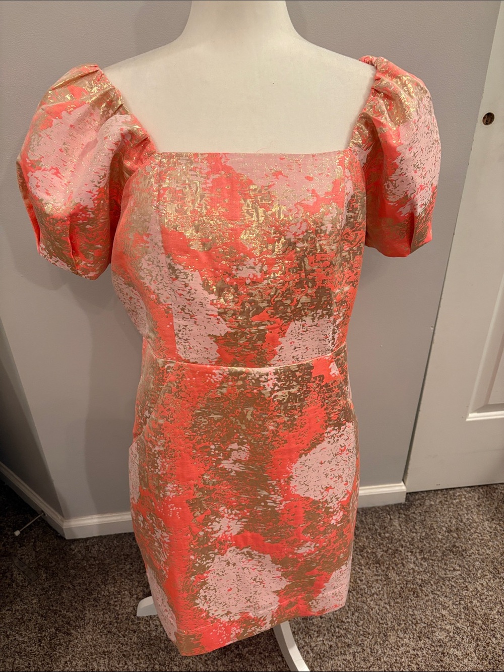 JADE MELODY TAM Coral Pink Gold Puff-Sleeve Sheath Dress med